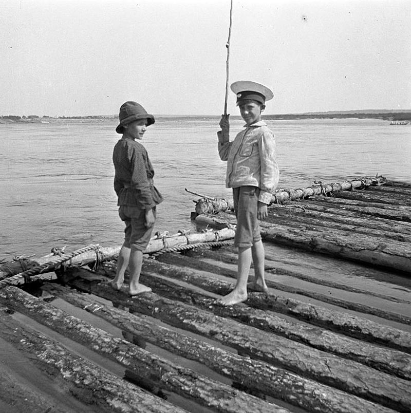 Мальчики ловят рыбу с плота на реке Оке (Boys fishing from a raft on the river Oka), 1907-1910