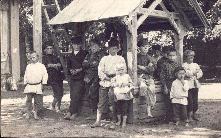 Крестьянские мальчики деревни Крёкшино у колодца в имении Пашковых (Peasant boys from the village of Krekshino at the well in the Pashkov estate), 1909