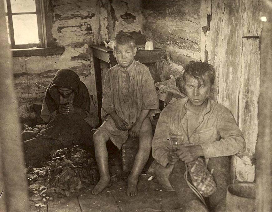 Семья, питающаяся дубовыми листьями во время голода (Family eating oak leaves during a hunger), 1921