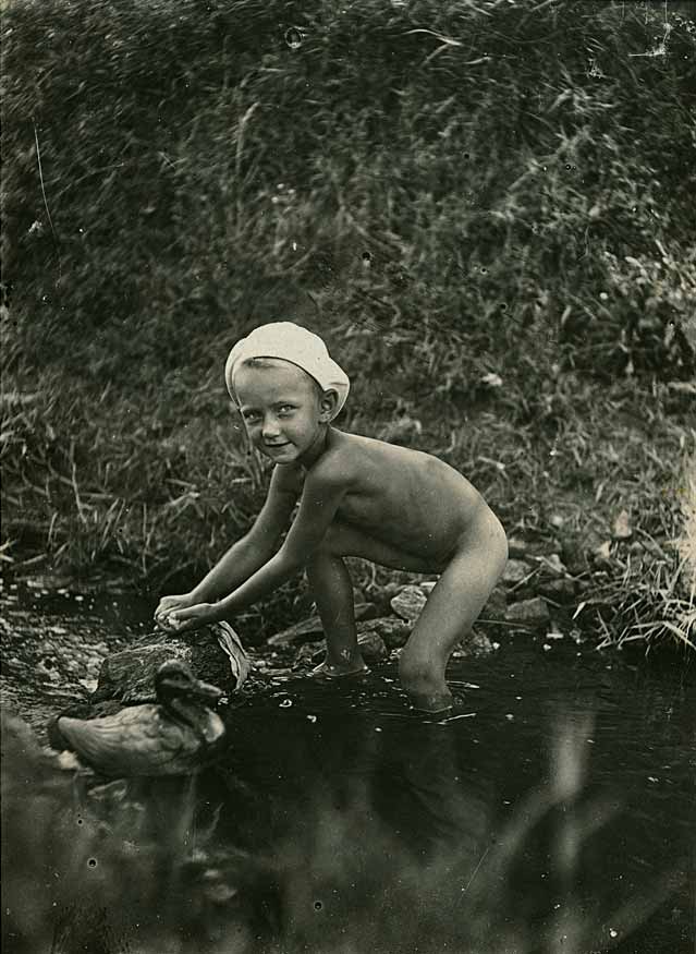 [Голый мальчик в воде / Nude boy on water], 1930-1960е