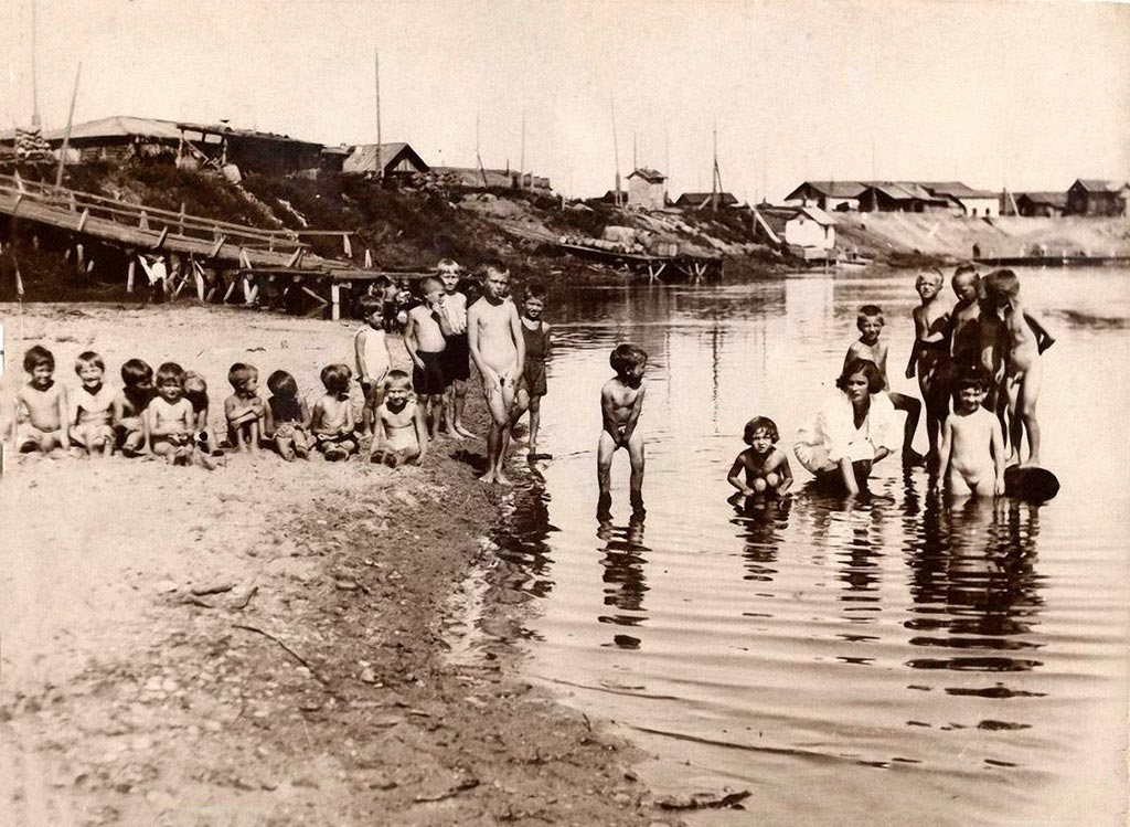 Купание детсадовцев в реке Волга (Bathing Kindergarteners in the Volga River), 21 июня 1931