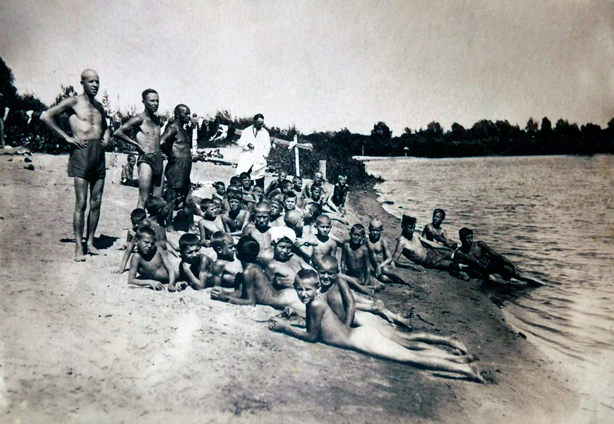 Пионеры перед купанием принимают солнечные ванны (Pioneers take a sun bath before swimming), 1933