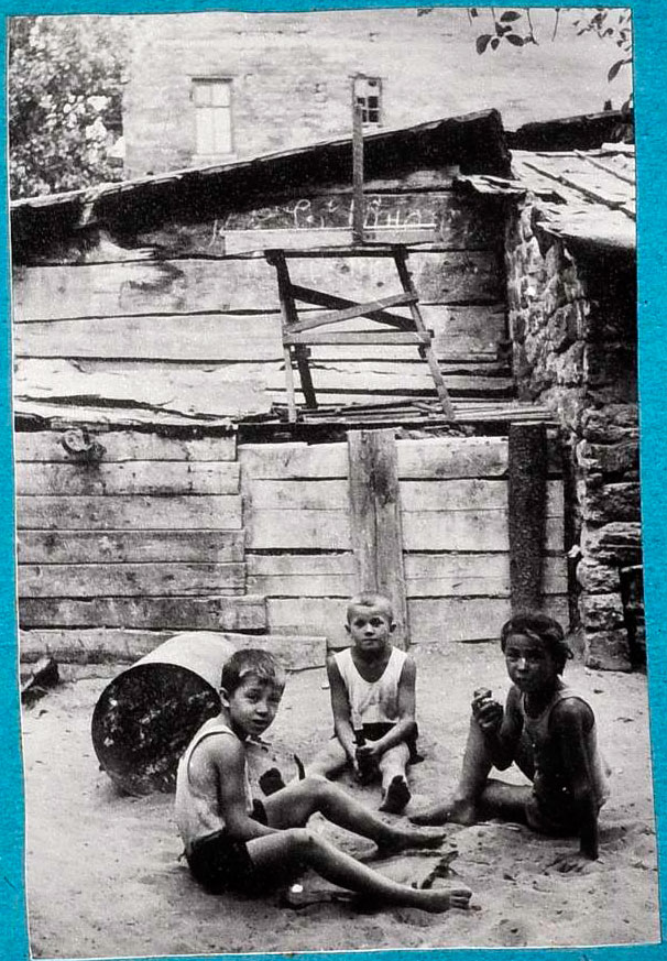 Дети в одесском дворике (Children in the Odessa courtyard), конец 1950х