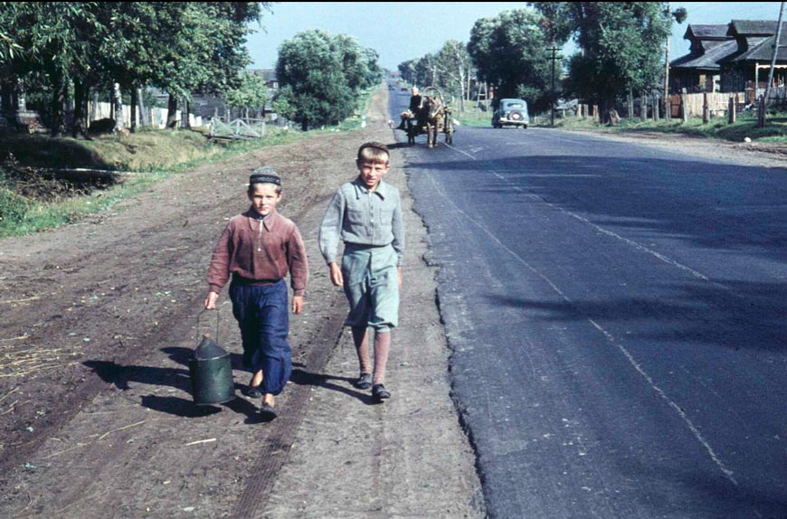 Два мальчика на сельской дороге (Two boys along a rural road), 1961