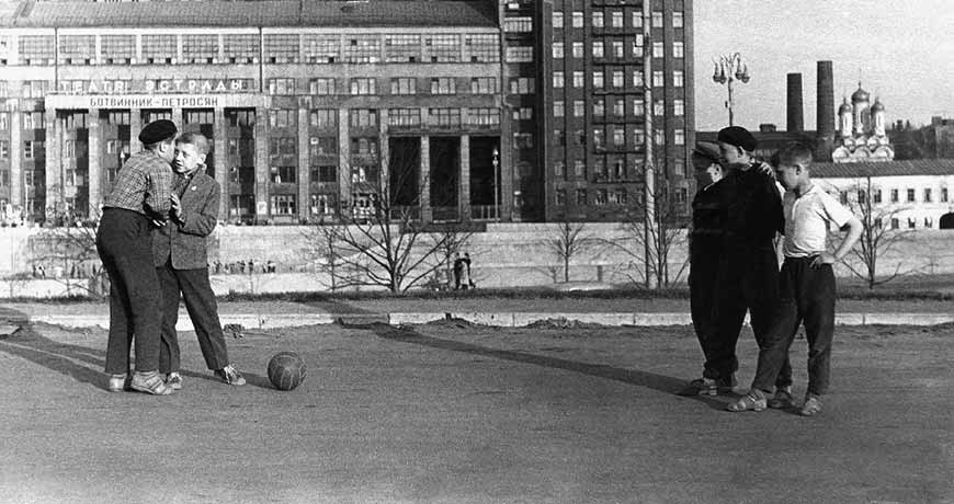 Юные футболисты (Young footballers), aпрель 1963