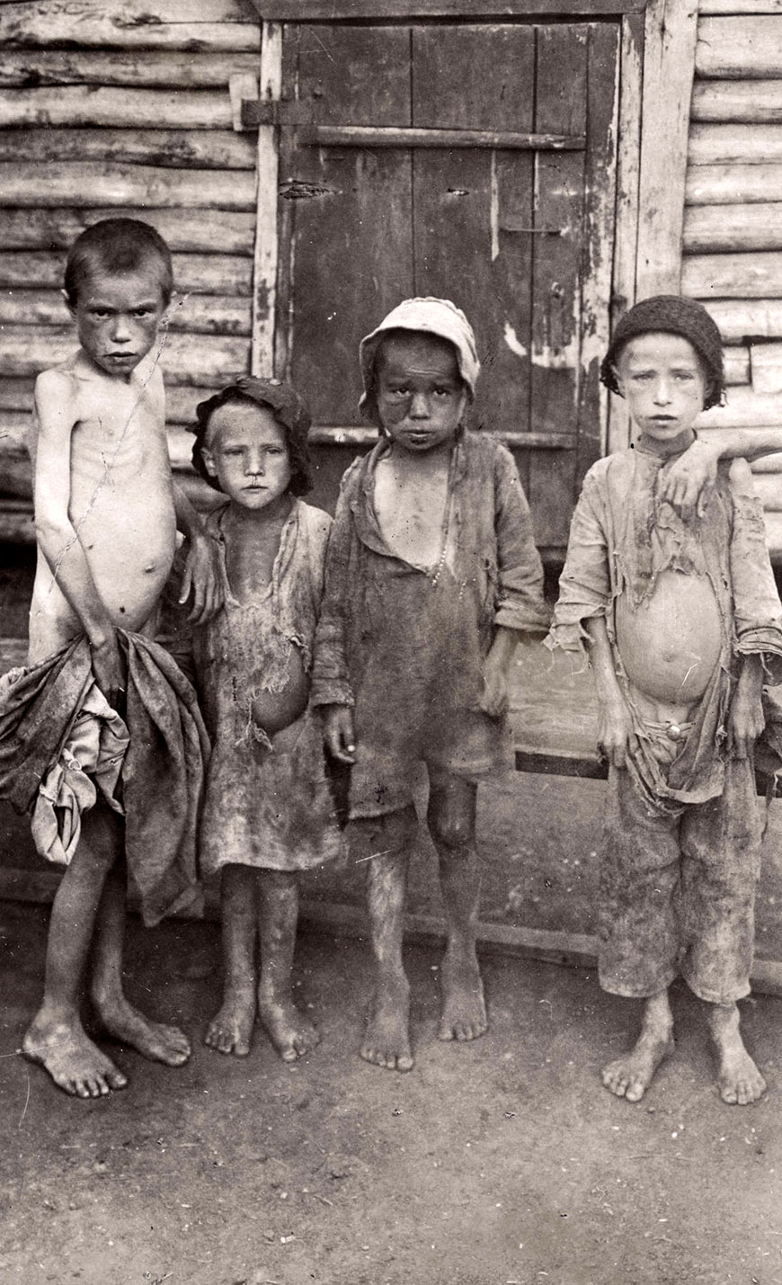 Голодающие дети у приемника N17 (Starving children at the reception centres #17), 1921 