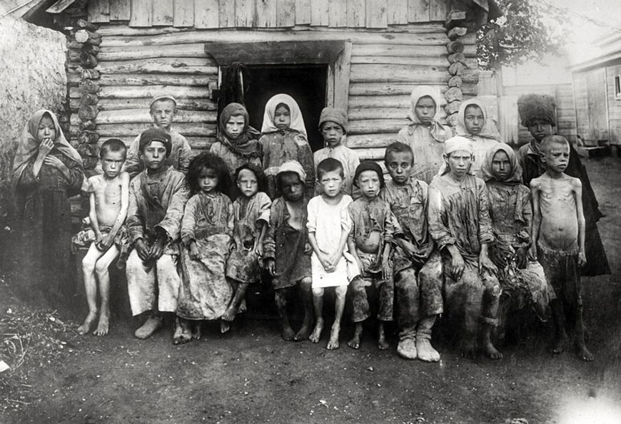 Голодающие дети у приемника N17 (Starving children at the reception centres #17), 1921