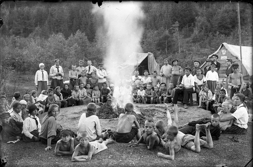 Обед в пионерском лагере (Lunch at Pioneer camp), 1923