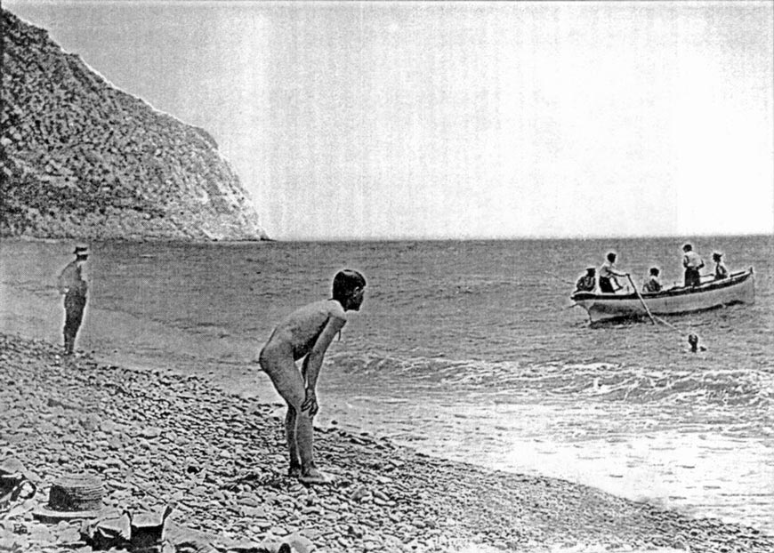 Берег моря у горы Аю-Даг (The seashore near Mount Ayu-Dag), начало XX
