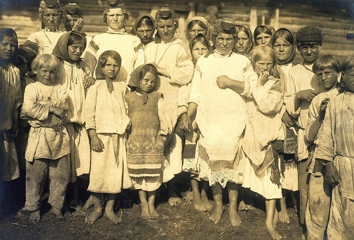 Группа женщин и детей (Group of women and children), начало XX