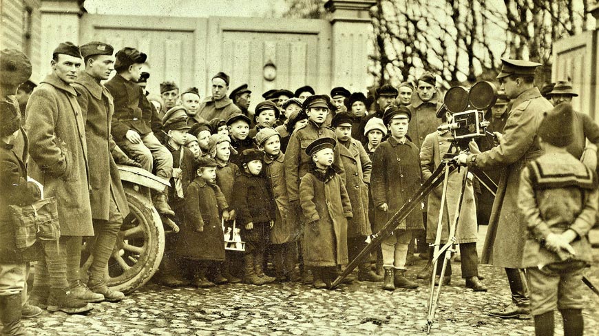 Российские дети, выпрашивающие хлеб, позируют оператору (Russian children begging for bread pose for movie operator), 1918-1919