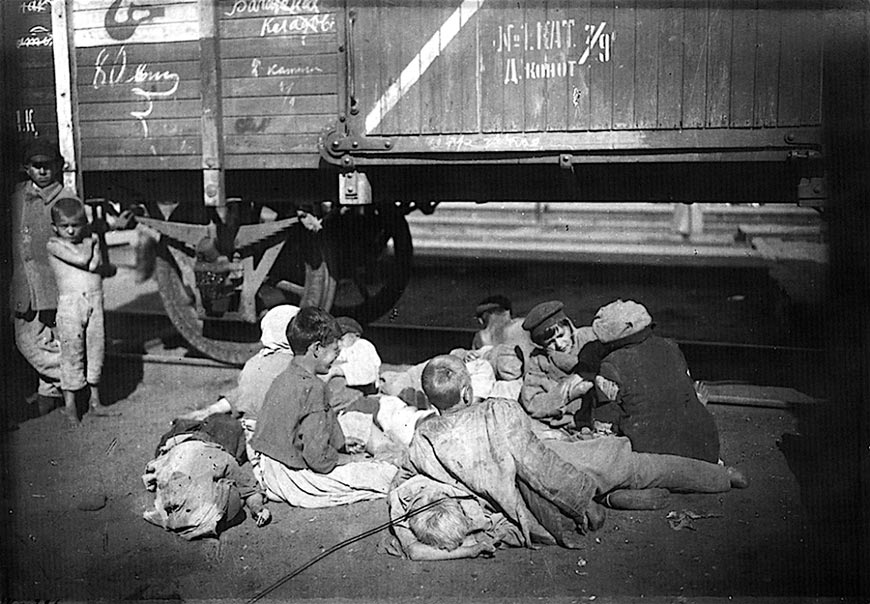 Беспризорные и голодающие дети на Николаевском вокзале (Homeless and starving children at Nikolaevsky Station), 1920-е