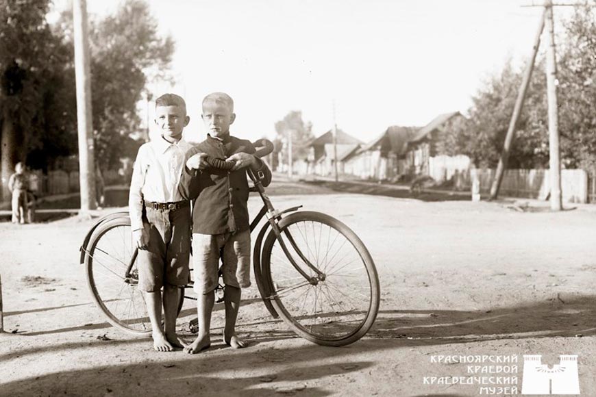 Юные велосипедисты (Young cyclists), 1920