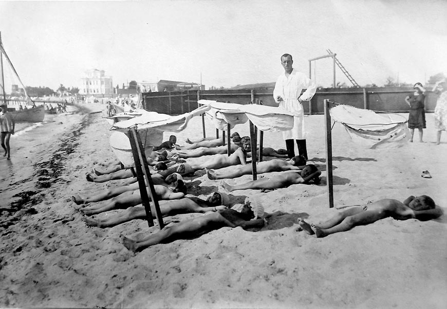 Солнечные ванны для детей на пляже парка имени Фрунзе (Sunbathing for children on the beach of Frunze Park), 1924