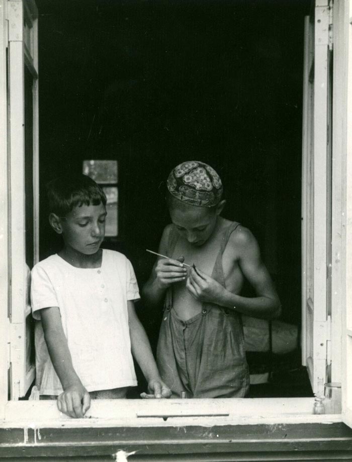 Портрет двух мальчиков у открытого окна (Portrait of two boys standing at open window), 1930-е