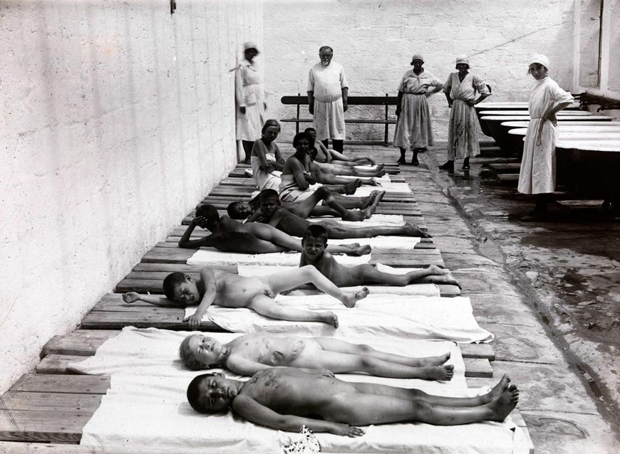 Дети в ожидании принятия лечебных ванн (Children waiting to take medicinal baths), 1932