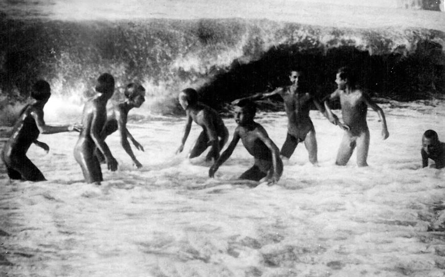 Пионеры «Артека» купаются во время небольшого шторма (Pioneers of 'Artek' swim during a small storm), 1933