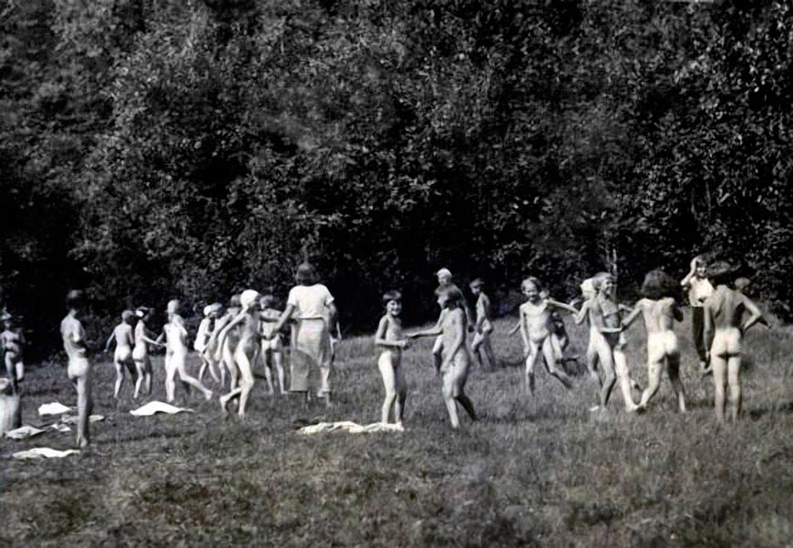 Игры на природе. Школьники Лодейного Поля в лагерях «Янега» (Outdoor games. Schoolchildren from Lodeynoye Pole in the Yanega camps), 1936