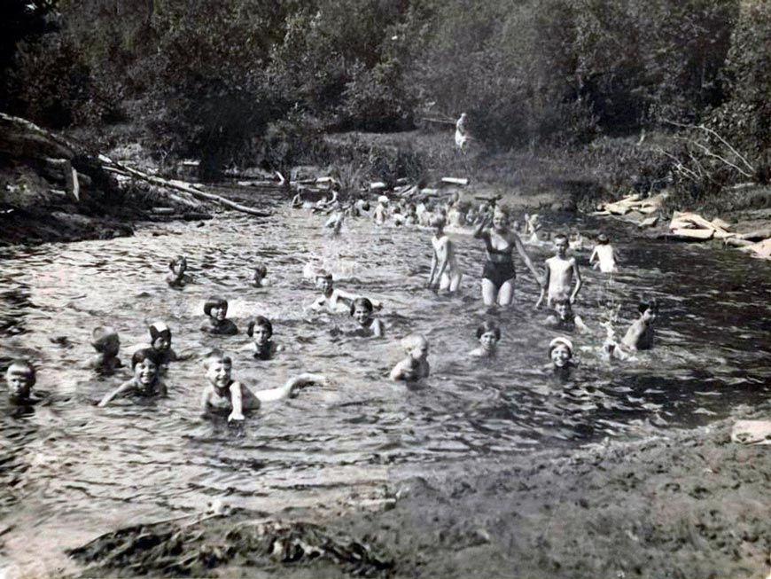 Водные процедуры. Школьники Лодейного Поля в лагерях «Янега» (Water procedures. Schoolchildren from Lodeynoye Pole in the Yanega camps), 1936