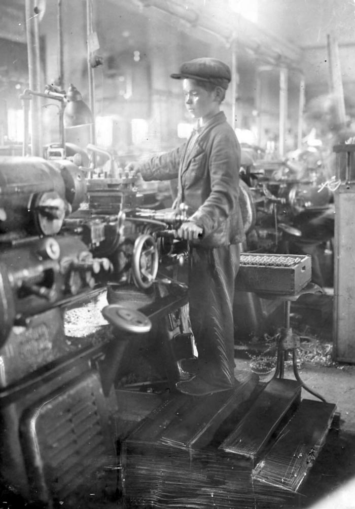 Токарь оптико-механического завода 12-летний Ваня Чередилин (Turner of the optical-mechanical plant, 12-year-old Vanya Cheredilin), 1942