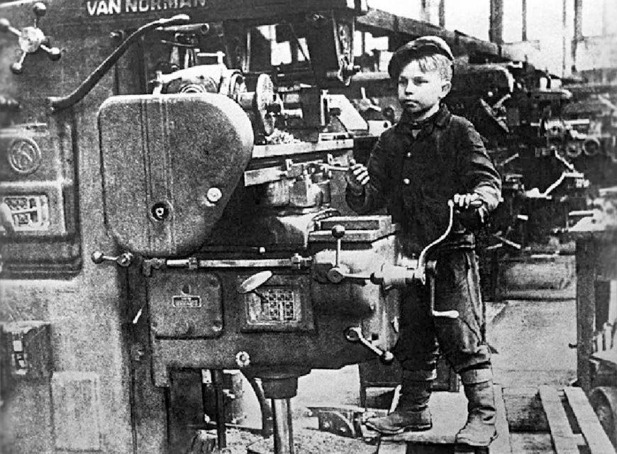 12-летний фрезеровщик моторного завода № 19 Валя Кусакин (12-year old milling machine operator of motor plant No.19 Valya Kusakin), 1943
