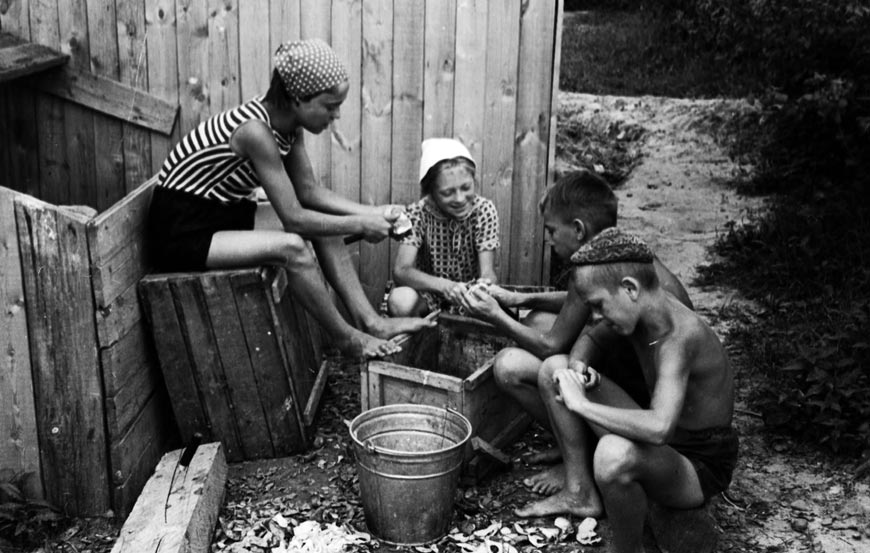 В лагере за чисткой картошки (At the summer camp, peeling potatoes), 1950-е