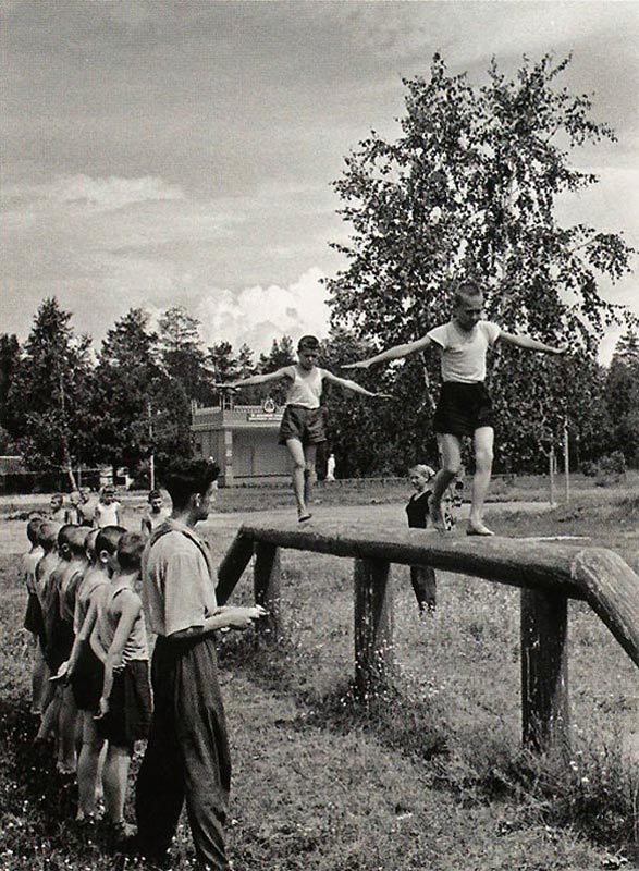 На физкультурных занятиях (During physical education classes), 1958