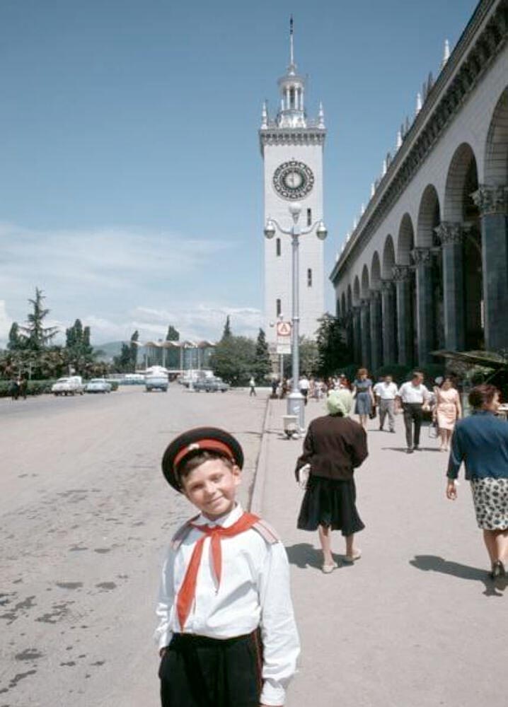 Юный милиционер у вокзала (A young policeman at the train station), 1967