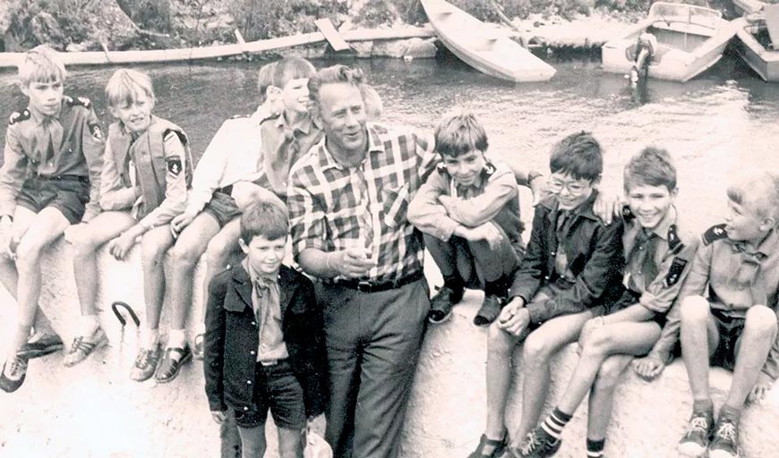 Владислав Крапивин на причале отряда «Каравелла» (Vladislav Krapivin at the pier of the troop «Karavella»), 1970-е