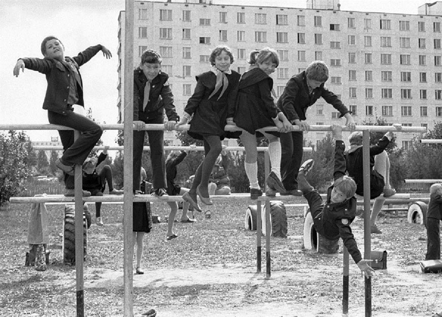 Ученики школы на перемене (Schoolchildren during recess), 1977