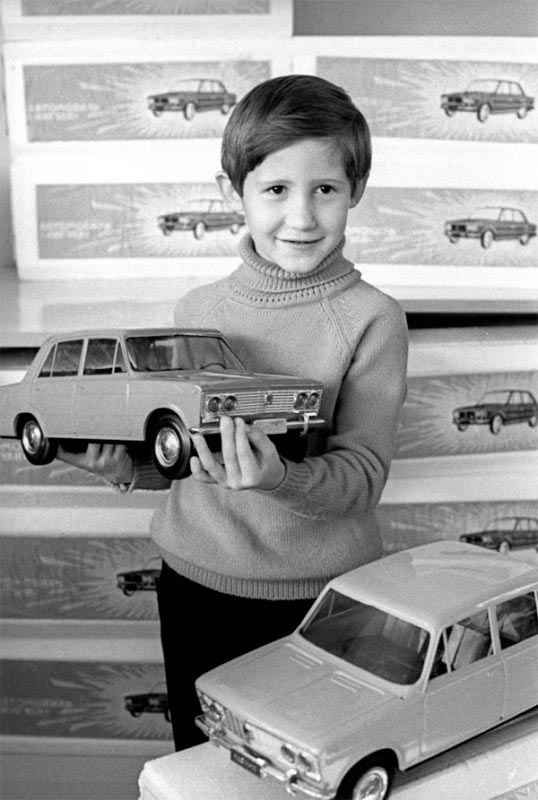 Игрушечные автомобили ВАЗ–2103 в магазине «Волгарь» (Toy cars VAZ-2103 in the shop "Volgar"), 1980