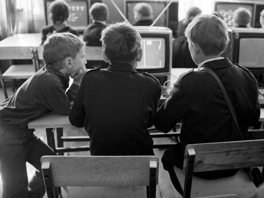 Школьники оренбургского сельского района играют на ЭВМ (Schoolchildren of the Orenburg rural district play on computers), 1988