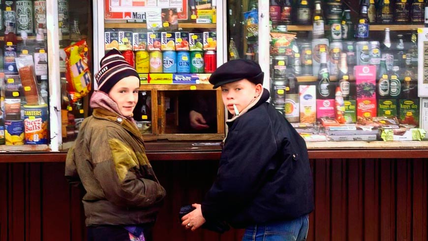 Подростки у киоска (Teenagers at a kiosk), 1990-е