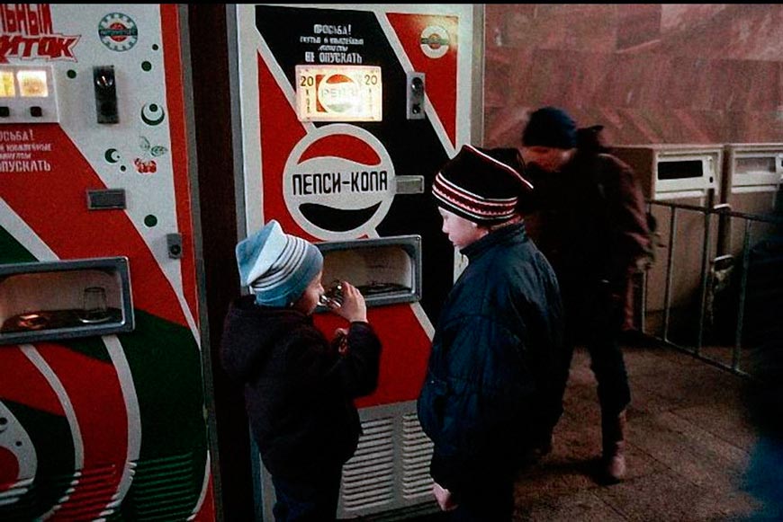 Мальчики покупают Pepsi в автомате (Boys buy Pepsi from a vending machine), 1990