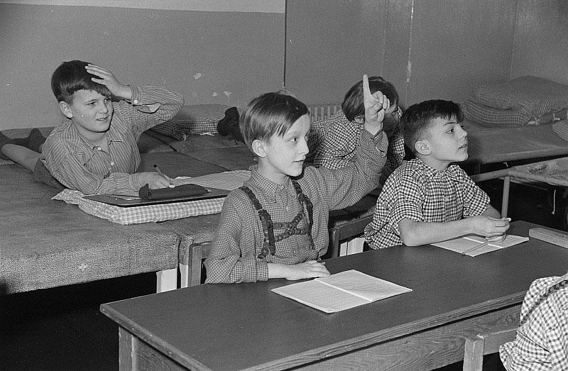 Bild Ein sich meldender Schüler beim Deutsch-Unterricht im Dr. Georg Sacke-Heim (Ученики школы на занятиях по немецкому языку д-ра Георга Сакке-Хейма)