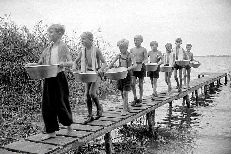 Jungen vom Waschen am Seeufer komend (Мальчики после умывания), 1952