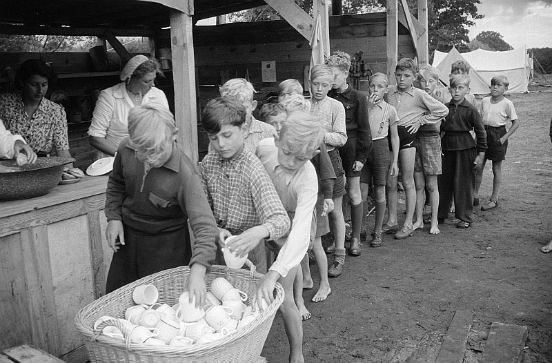 Kinder beim Anstehen an der Essensausgabe (Дети в очереди за порцией еды), 1952