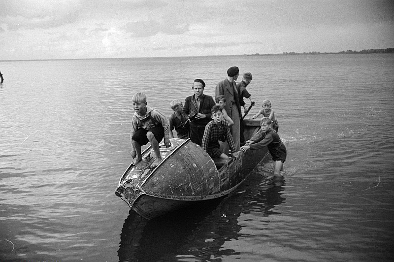 Roger Rössing mit Jungen in einem Boot auf der Müritz (Роджер Россинг с мальчиками на лодке у Мюритца), 1952