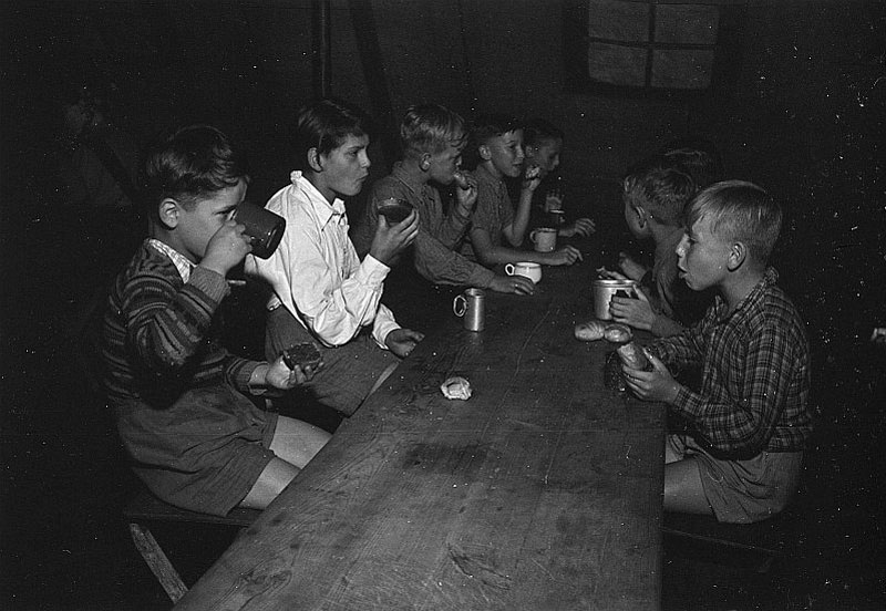 Kinder beim Essen (Дети за едой), 1951