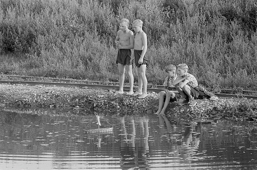 Spielende Kinder am Flussufer / Altstadtseite (Дети играют на берегу реки / в старом городе), 1948