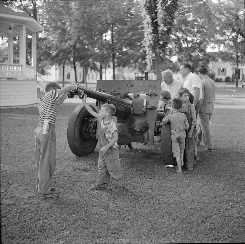 Field gun put up on the 'green' to spur on volunteering for the army (Полевая пушка среди "зелени", выставленная для стимулирования вольноопределяющихся), July 1940