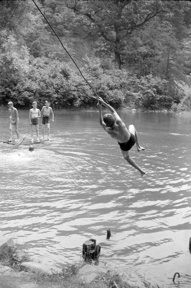 Swimming hole at Pine Grove Mills (Пруд в Пайн Гроув Миллс), July 1941