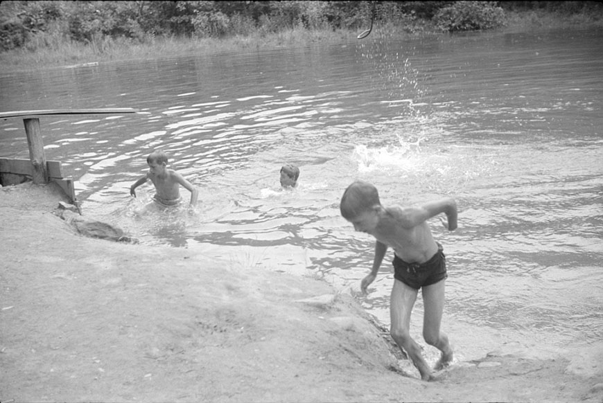 Swimming hole at Pine Grove Mills (Пруд в Пайн Гроув Миллс), July 1941