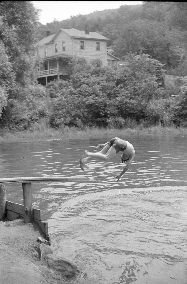 Swimming hole at Pine Grove Mills (Пруд в Пайн Гроув Миллс), July 1941