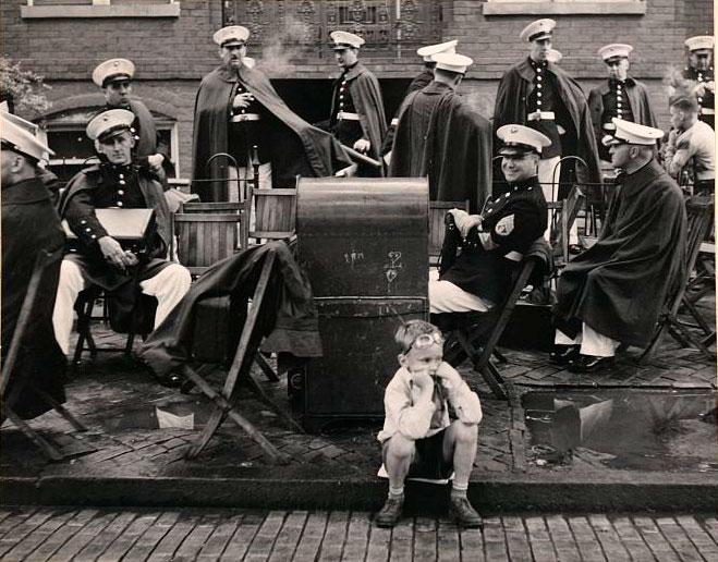 Watching for the parade (Наблюдая за парадом), 1938