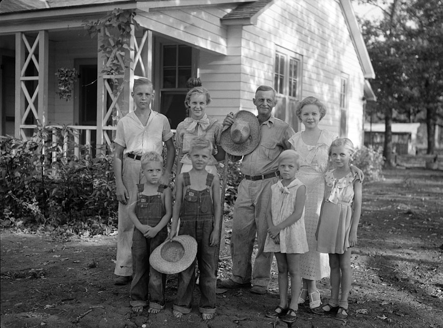 Resettled farmer and family (Фермер-переселенец и его семья), Aug.1935