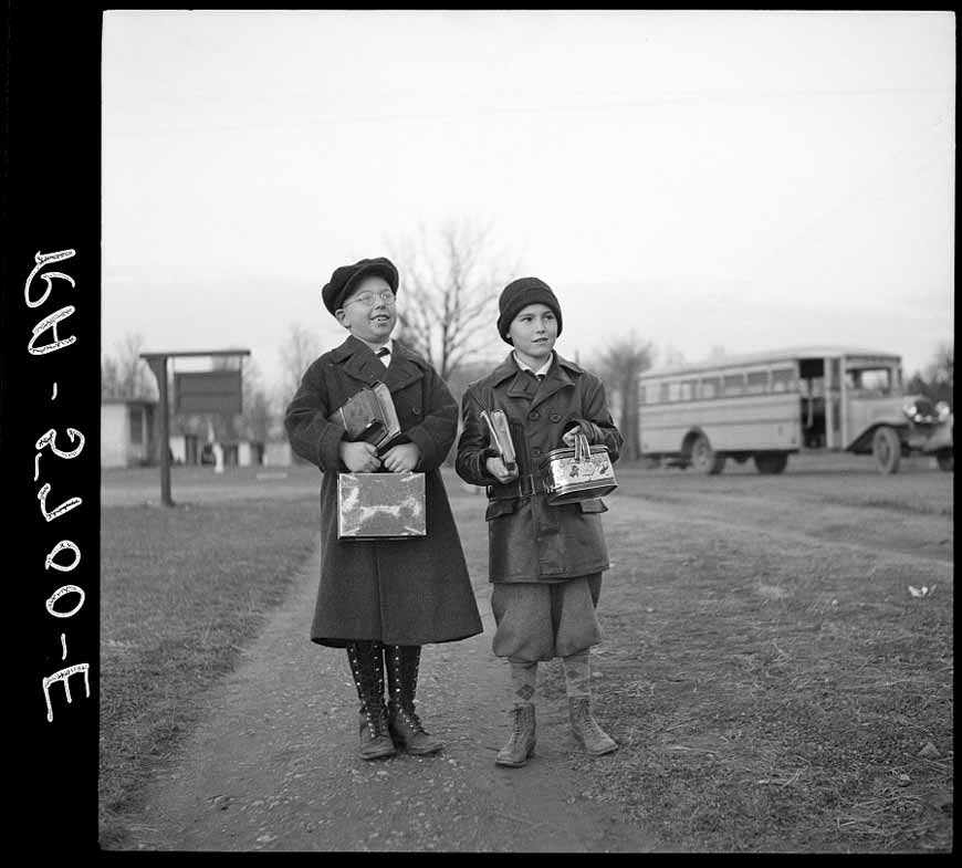 Children coming home from school (Дети, возвращающиеся домой из школы), December 1936