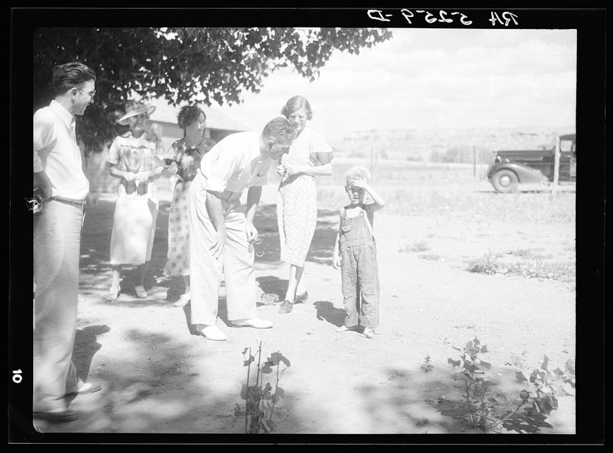 Dr. Tugwell visiting rehabilitation client (Д-р Тажвелл посещает фермеров-переселенцев), July-August 1936 