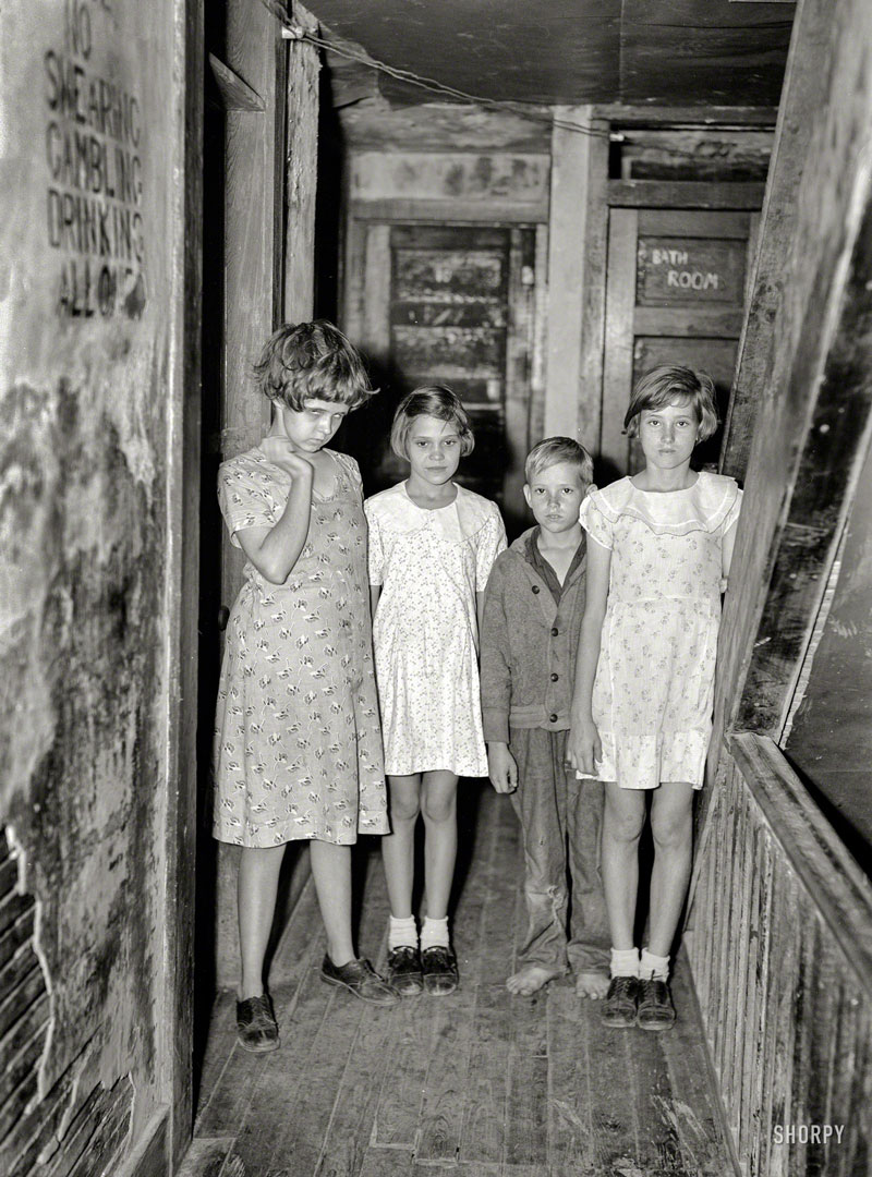 Children of citrus workers in hallway of apartment house  (Дети работников цитрусовых плантаций в коридоре многоквартирного дома), Jan.1937