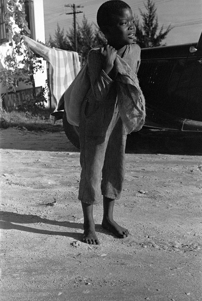 A Negro boy bringing away defective grapefruit from the Fort Pierce fruit canning plant (Мальчик-негр, уносящий испорченные грейпфруты с завода по производству фруктовых консервов Форт-Пирс), Jan.1937